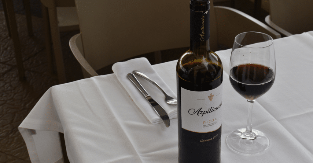 maridar platos mediterráneos con vino